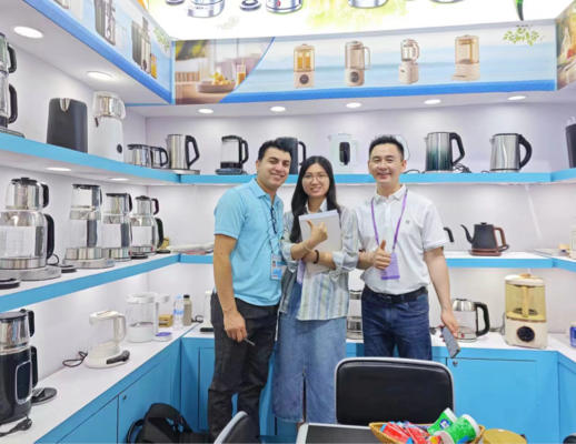 Anggota tim Zhongshan Yuekon Electrical Appliances Co., Limited berpose dengan klien internasional, menyoroti kemitraan bisnis yang sukses.