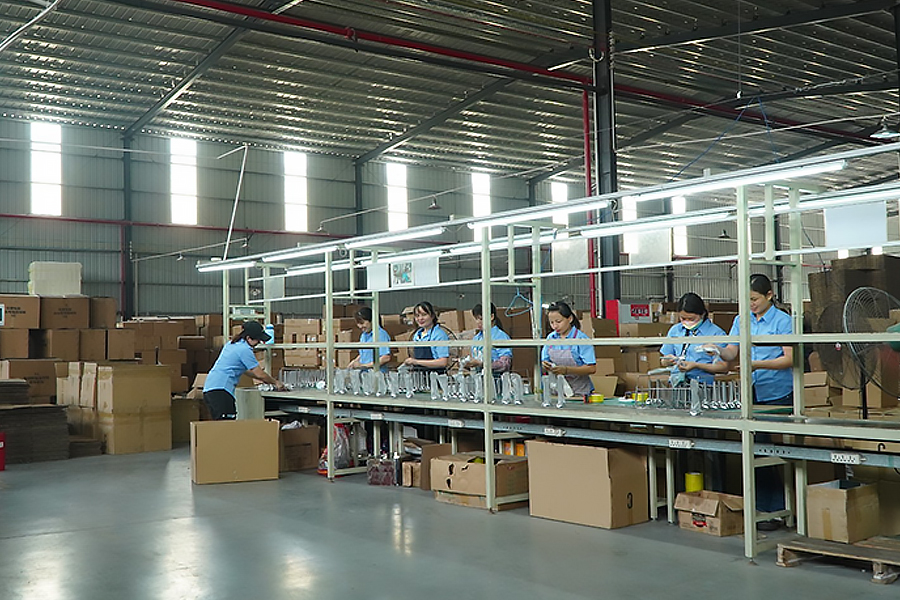 Gambar bengkel produksi di Zhongshan Yuekon Electrical Appliances Co., Limited, yang menggambarkan lingkungan pabrik yang bersih dan terawat untuk Penghangat Botol Bayi dan Ketel Listrik.