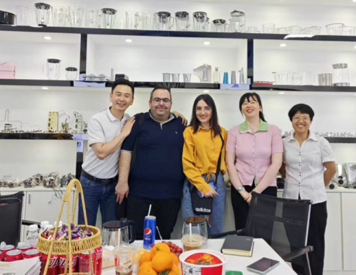 Zhongshan Yuekon Electrical Appliances Co., Perwakilan terbatas yang berdiri dengan klien internasional, menunjukkan hubungan bisnis yang kuat.