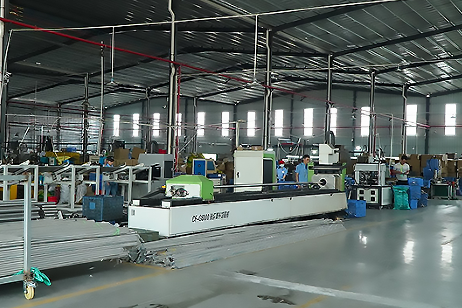 Gambar bengkel produksi di Zhongshan Yuekon Electrical Appliances Co., Limited, menyoroti lingkungan pabrik dan pekerja di jalur perakitan Teko Kopi dan Ekstraktor Jus.