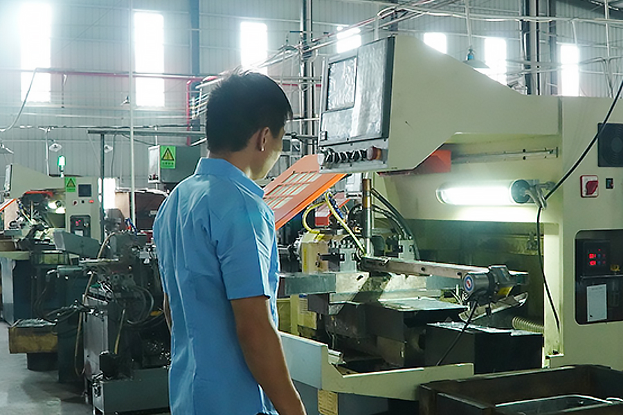 Gambar bengkel produksi di Zhongshan Yuekon Electrical Appliances Co., Limited, menampilkan proses manufaktur terorganisir dan peralatan untuk Pengering dan Pelembab Pakaian Listrik.