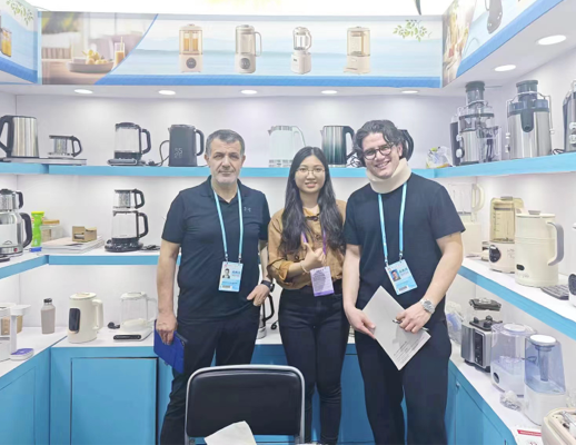 Foto Zhongshan Yuekon Electrical Appliances Co., Limited staf dengan klien internasional, mengabadikan momen kerjasama bisnis dan persahabatan.