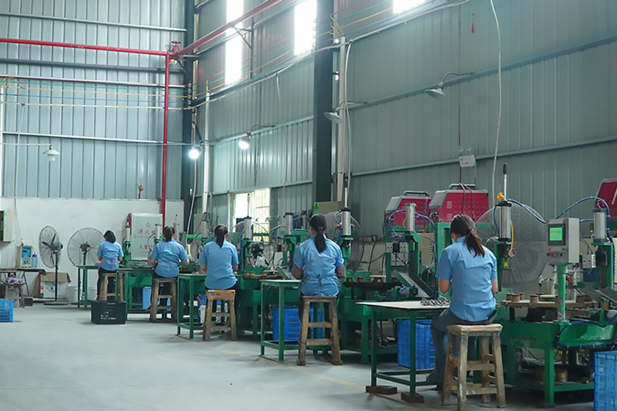 Gambar bengkel produksi di Zhongshan Yuekon Electrical Appliances Co., Limited, menampilkan proses produksi dan jalur perakitan Ketel Pembuat Teh dan Ketel Listrik.