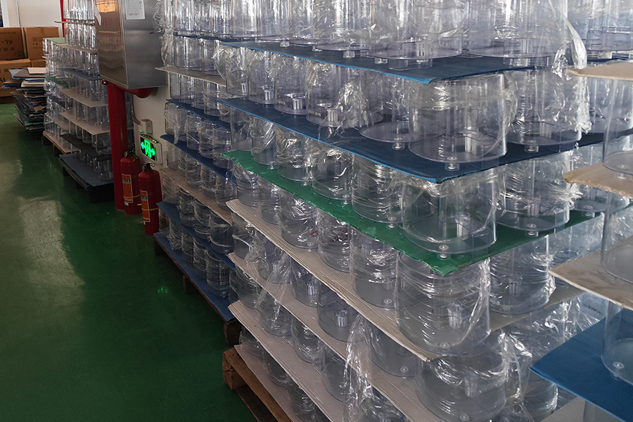 Gambar bengkel produksi di Zhongshan Yuekon Electrical Appliances Co., Limited, menunjukkan jalur perakitan dan aktivitas produksi yang efisien untuk Mesin Dapur dan Blender Multifungsi.